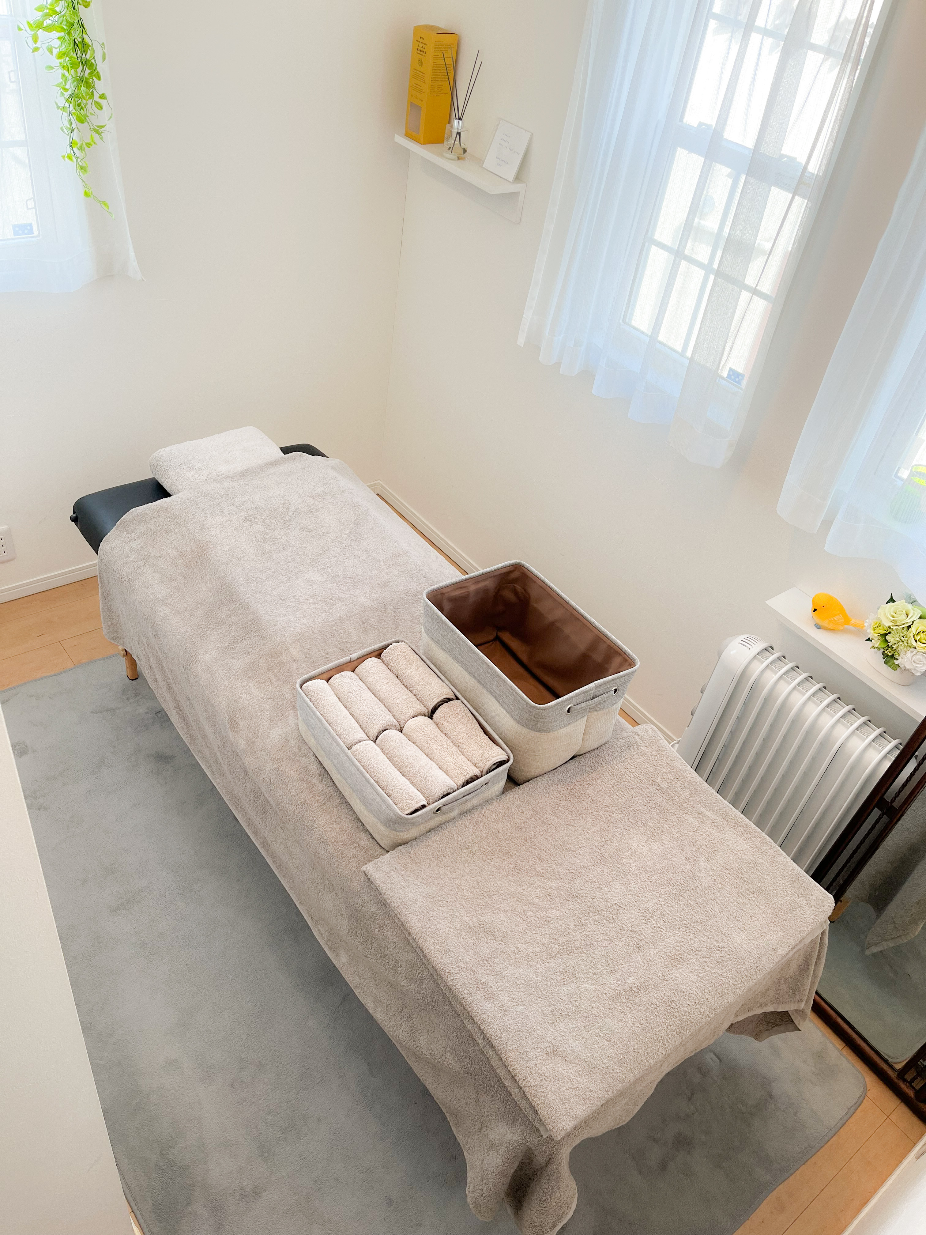 施術ベッドとタオルの準備風景