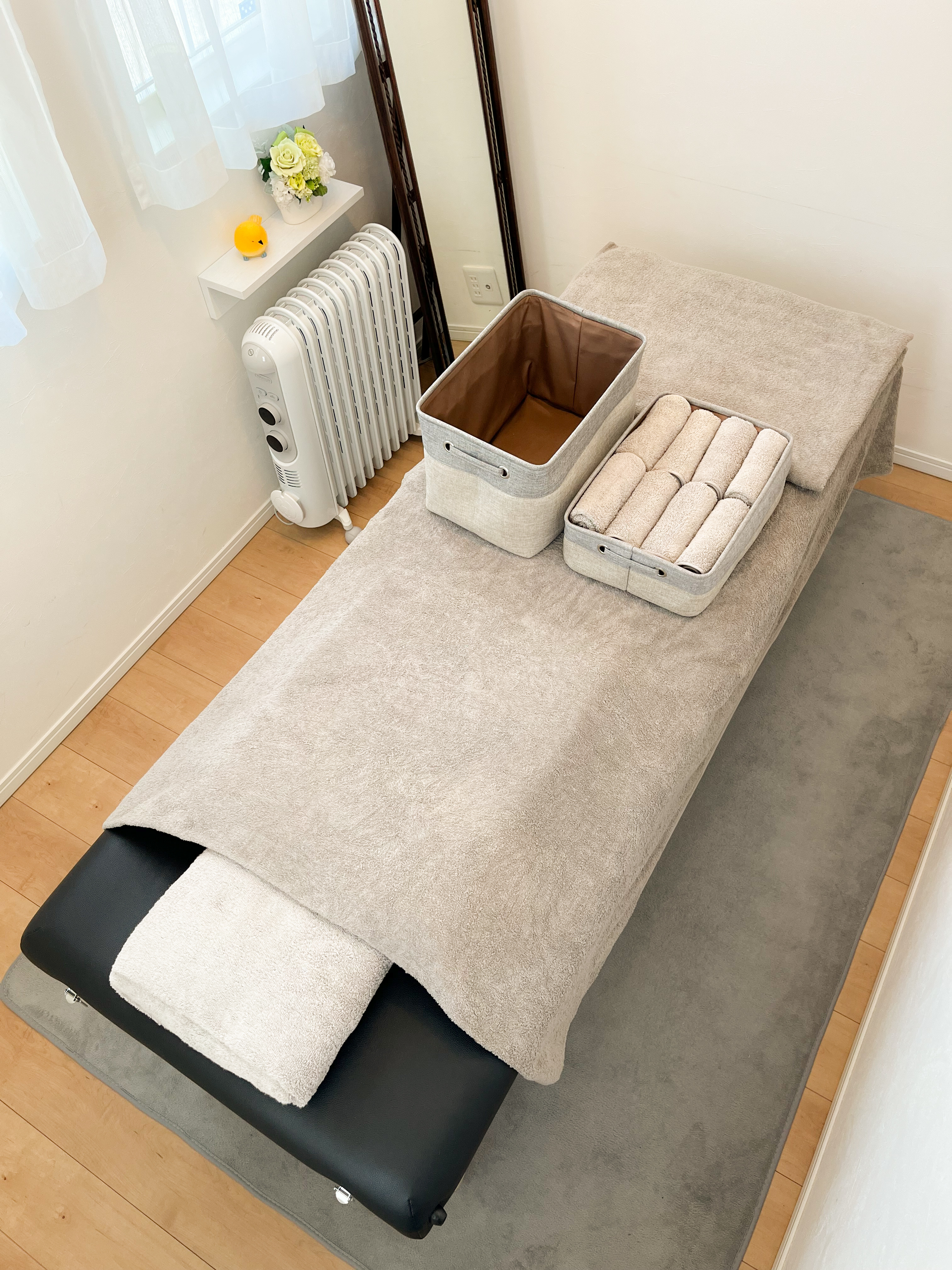 落ち着いた色合いの施術スペース