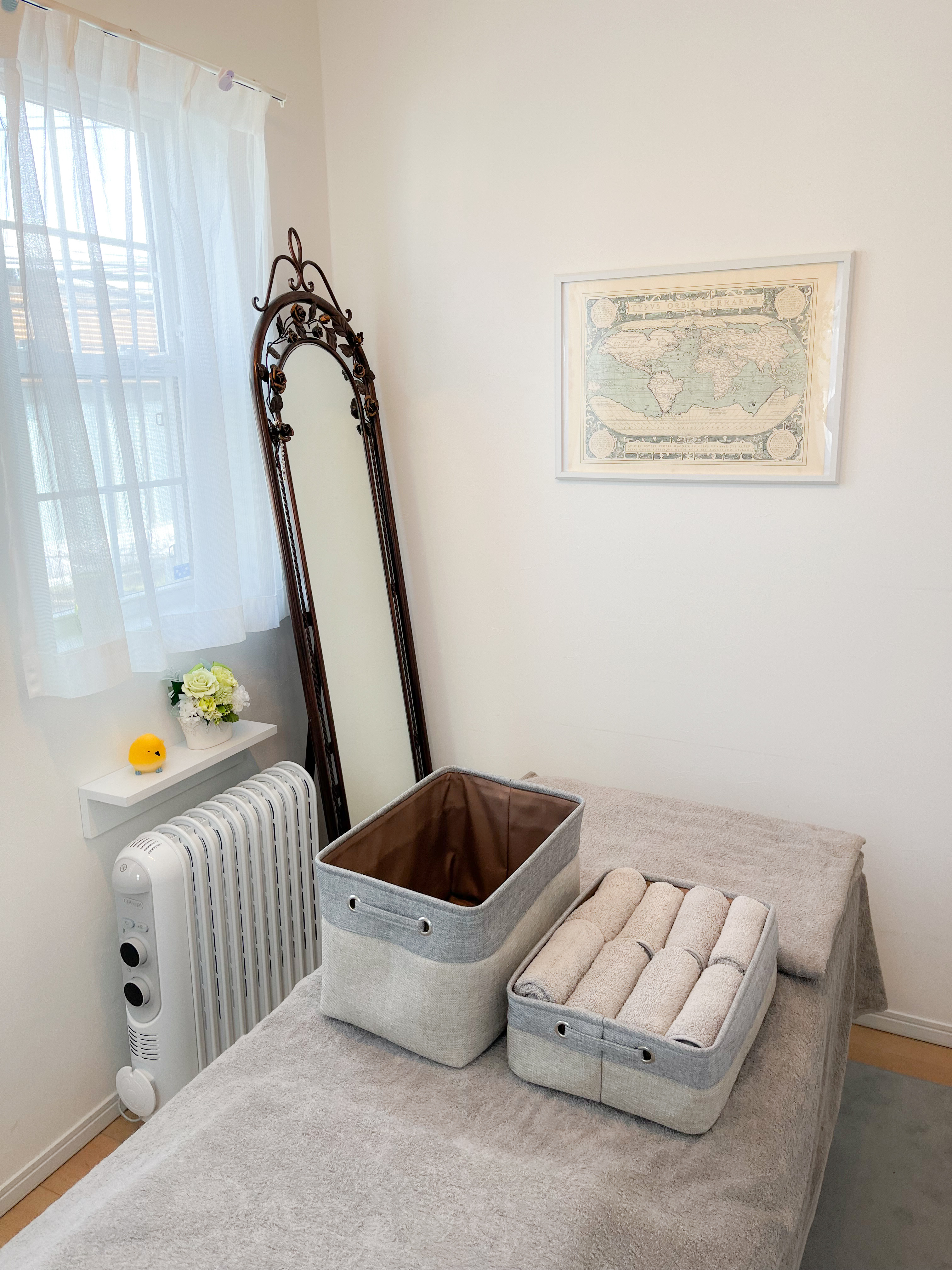 鏡とアロマのあるサロン室内