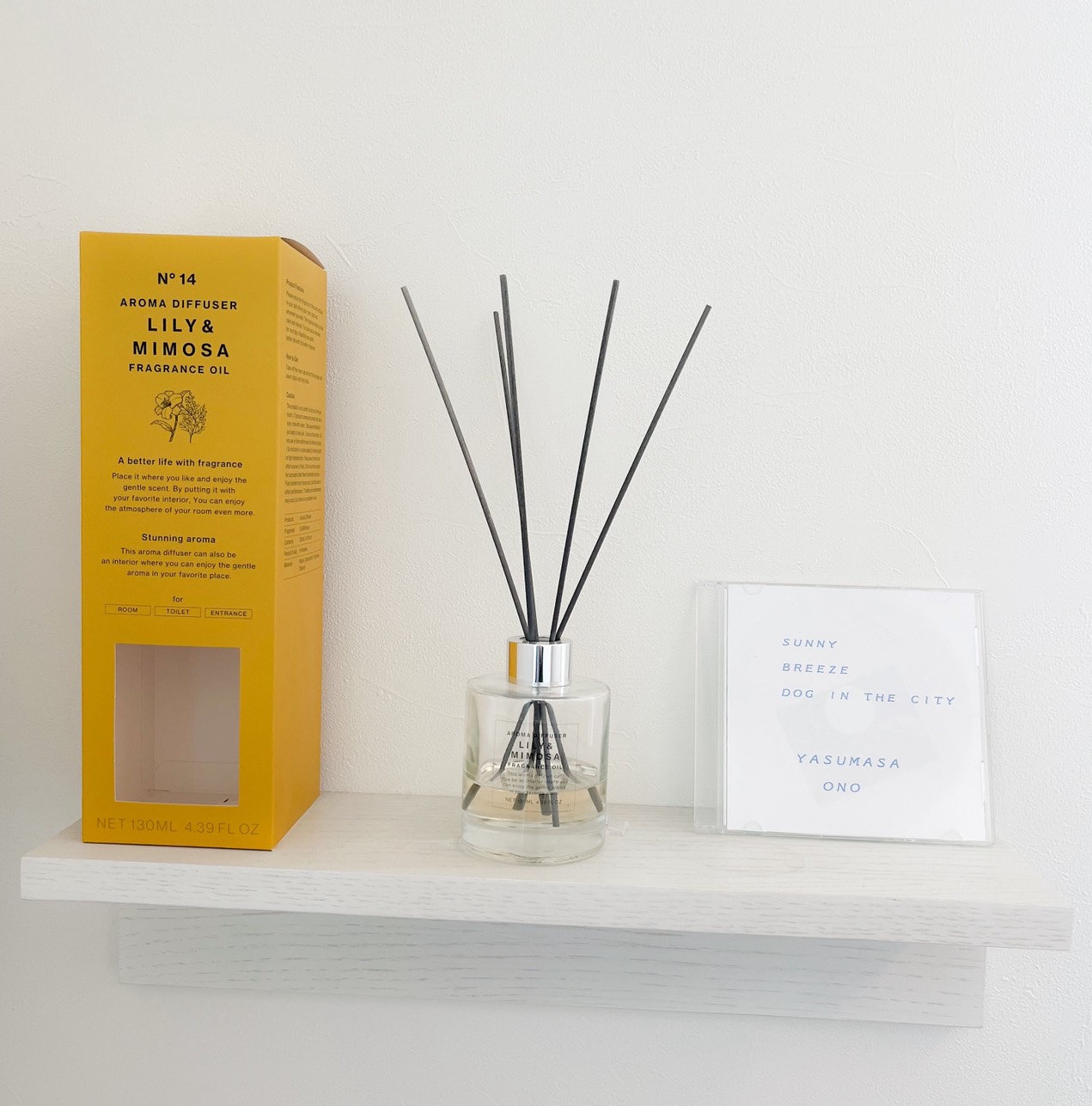 ディフューザーとカーテンのある室内風景